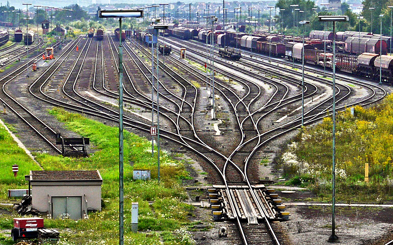 Beliebt, aber sehr oft mangelhaft:  Der digitale Produktfinder.  93% der B2B-Unternehmen wollen damit den Kaufprozess einleiten.*